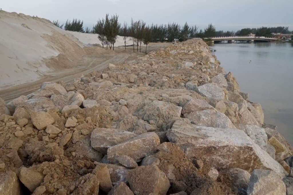 Máquinas do enroncamento da Barra do Camacho são encaminhadas para outra obra