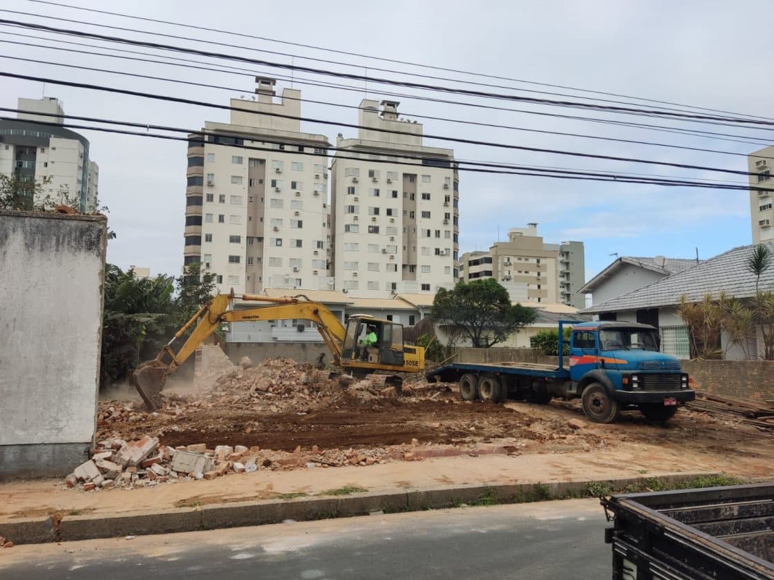 Casa abandonada é demolida em Tubarão