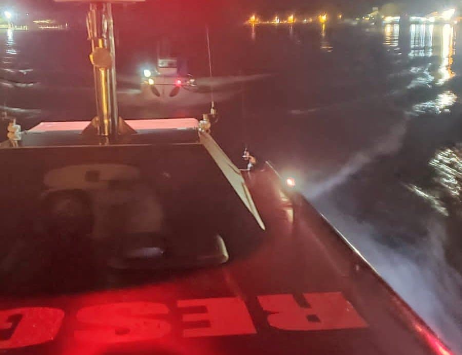 Embarcação que sofreu pane no motor é resgatada pelo Corpo de Bombeiros