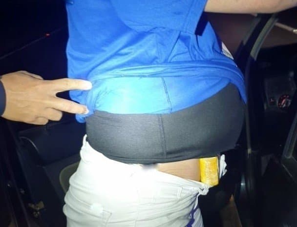 Falsa grávida é flagrada com um quilo de cocaína escondido na barriga