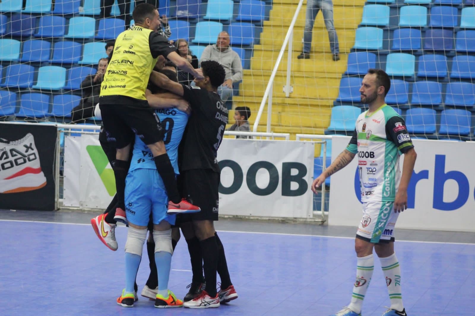 ESTADUAL: Tubarão Futsal pressiona e vence o Curitibanos
