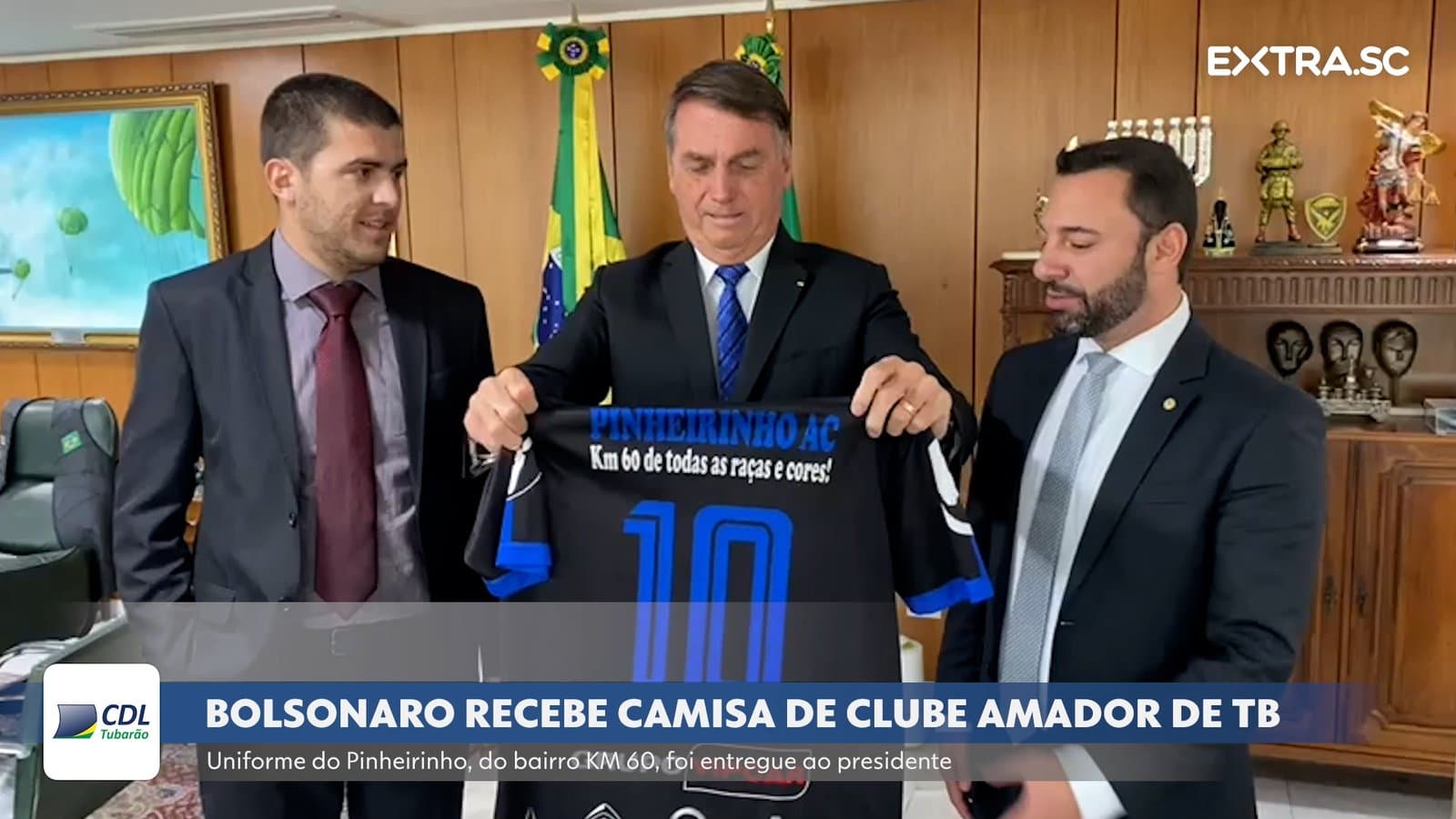 Bolsonaro recebe camisa de time amador de Tubarão
