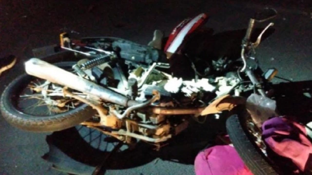 Colisão entre carro e moto deixa homem de 30 anos em estado grave