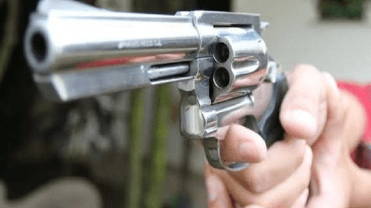 Assaltante atira contra conveniência de posto após roubo