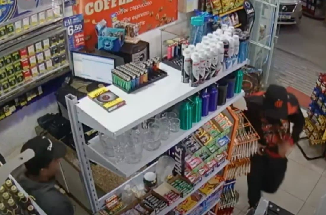 Posto de combustíveis é assaltado por criminoso armado