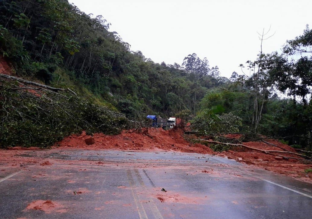 Queda de barreira interdita trecho da SC-390