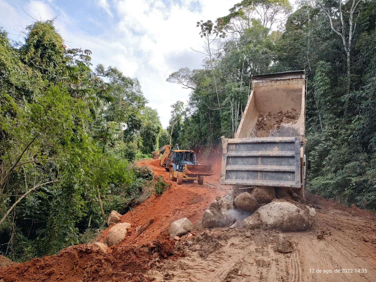 Trecho da estrada geral de Alto Pedrinhas, em Tubarão, é recuperado após desmoronamento