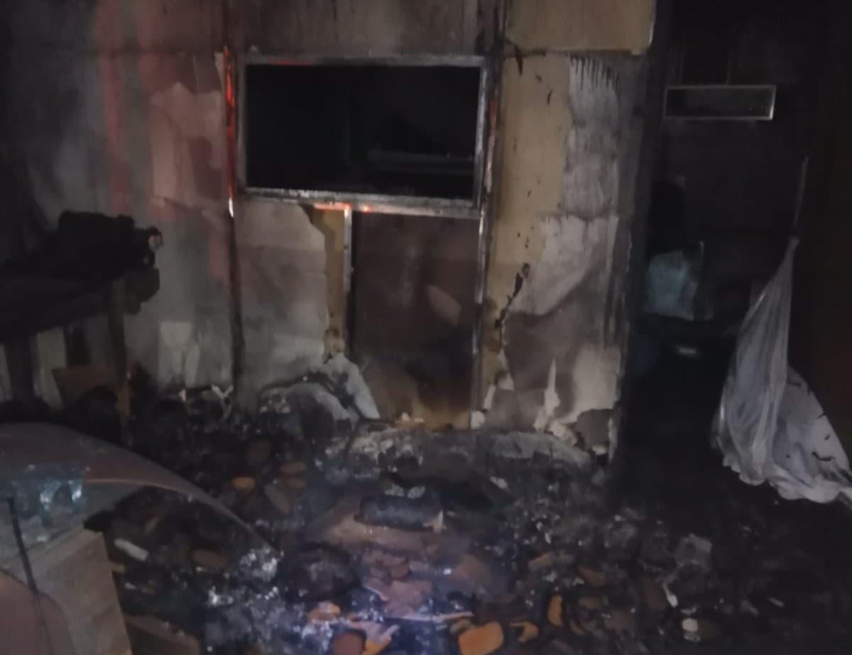 Empresa de molduras é parcialmente destruída por incêndio