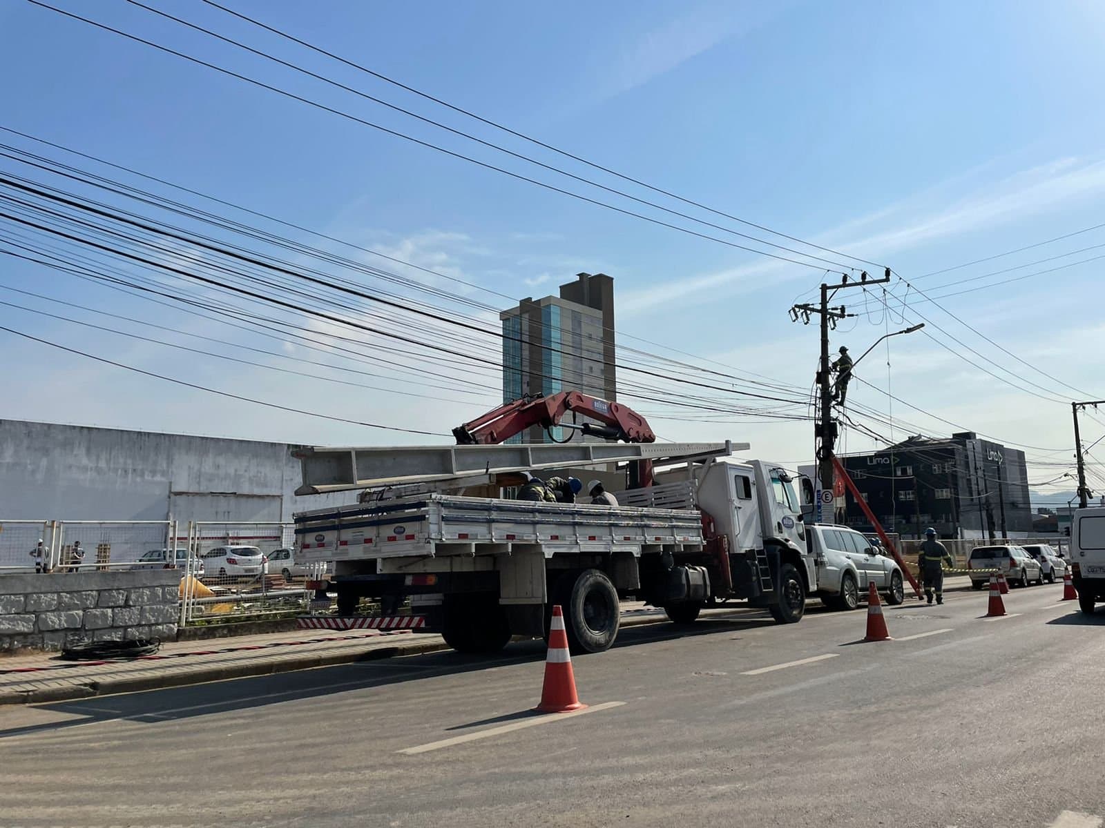 Problema em transformador gera queda de energia e intervenções no trânsito