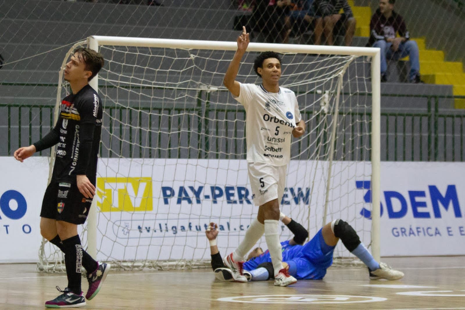 LIGA: Tubarão Futsal vence e entra na zona de classificação