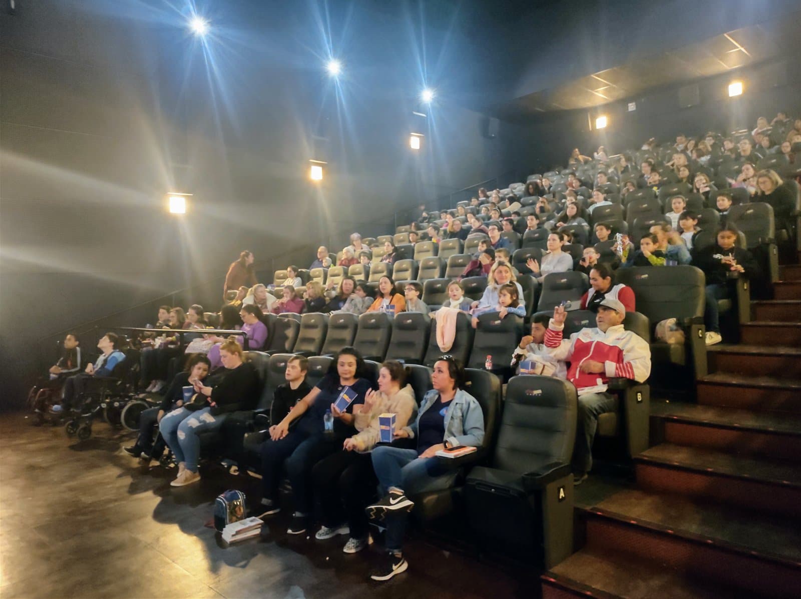 Sessão de cinema especial para autistas reúne mais de 500 pessoas