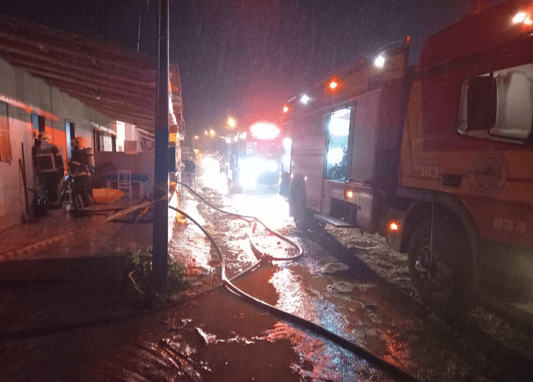 Casa é parcialmente destruída por incêndio
