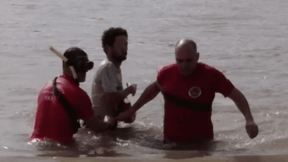 Motorista cai com o carro no rio e se salva ao se pendurar em árvore