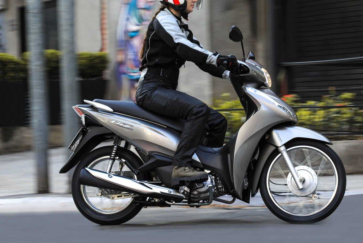 Ladrões quase atropelam mulher para roubar motocicleta