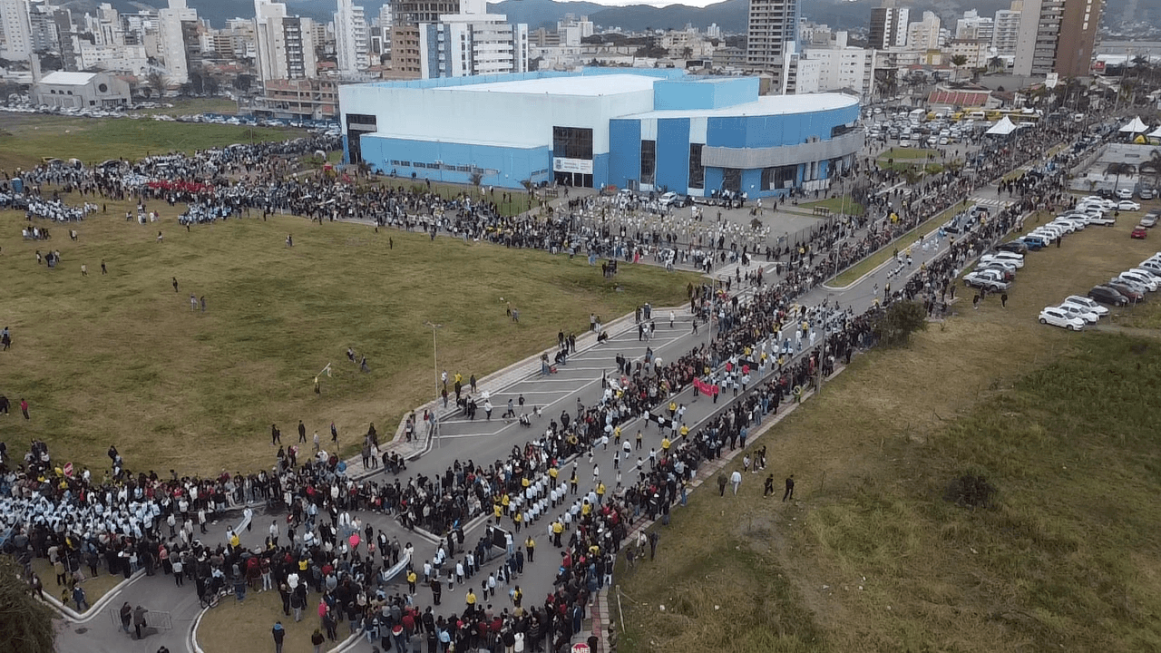 Multidão lota entorno da Arena Multiuso de Tubarão para assistir o desfile cívico