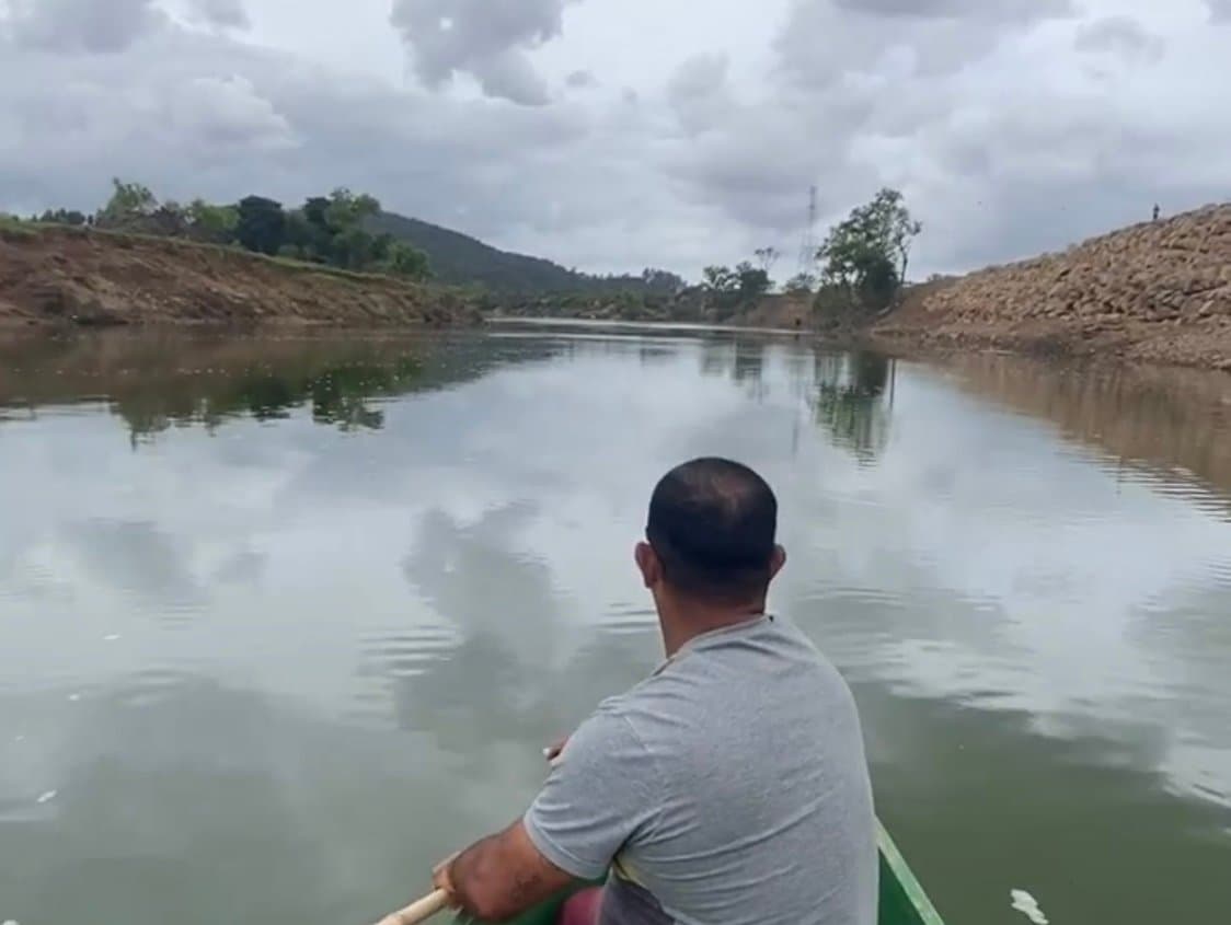 Boto sobe o rio Tubarão até o Km 60 e operação de resgate é organizada