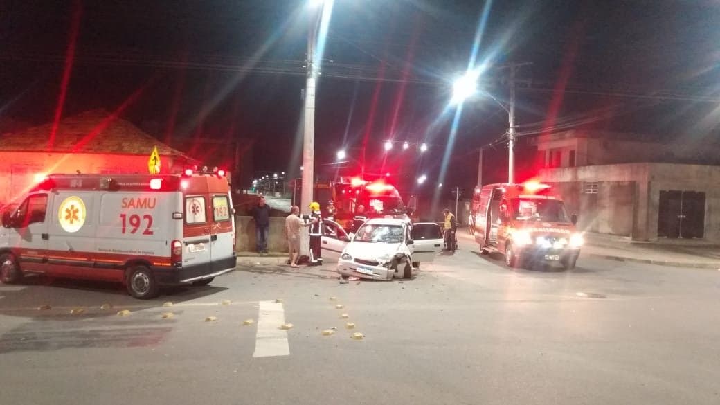 Cinco pessoas ficam feridas em acidente durante a madrugada