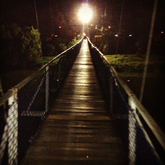 Homens são assaltados por trio armado na ponte pênsil