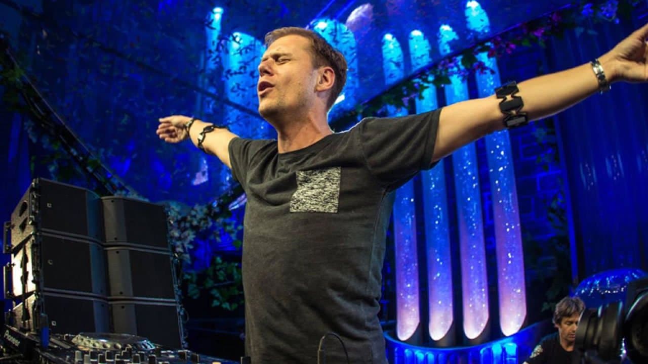 Lenda da música eletrônica Armin Van Buuren se apresenta no Greenvalley neste sábado (10)