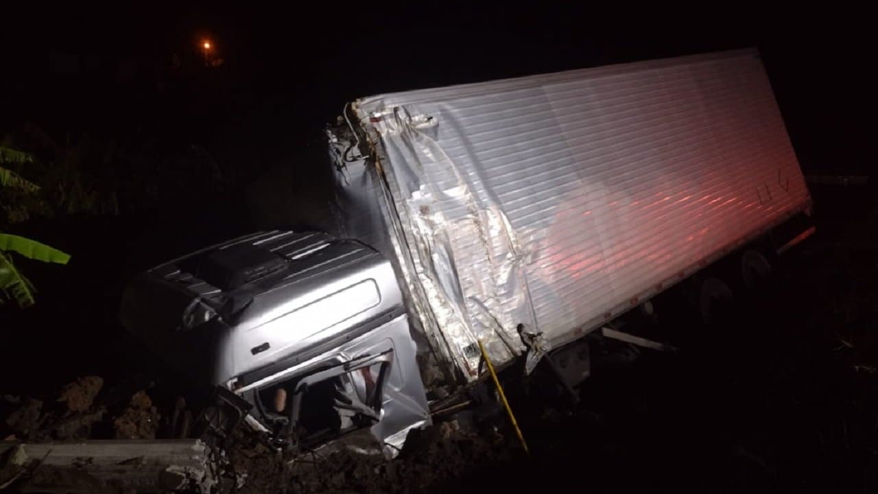 Caminhoneiro morre após sair da pista na BR-101