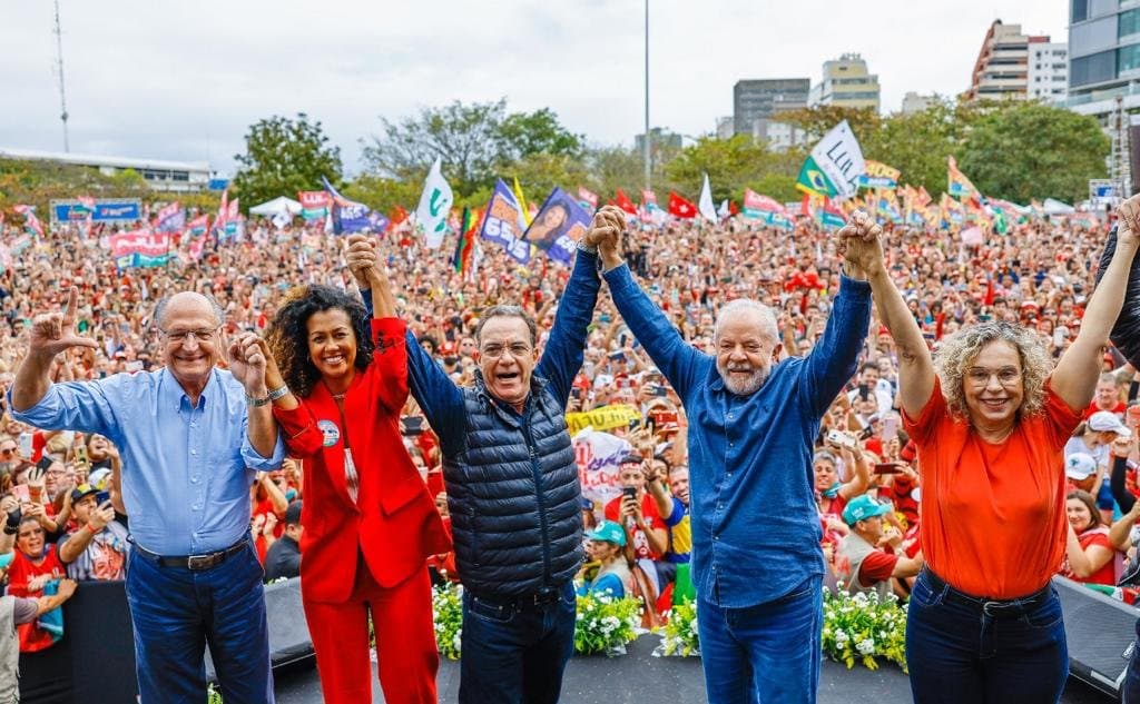 Candidato a presidente Lula (PT) faz comício em Florianópolis