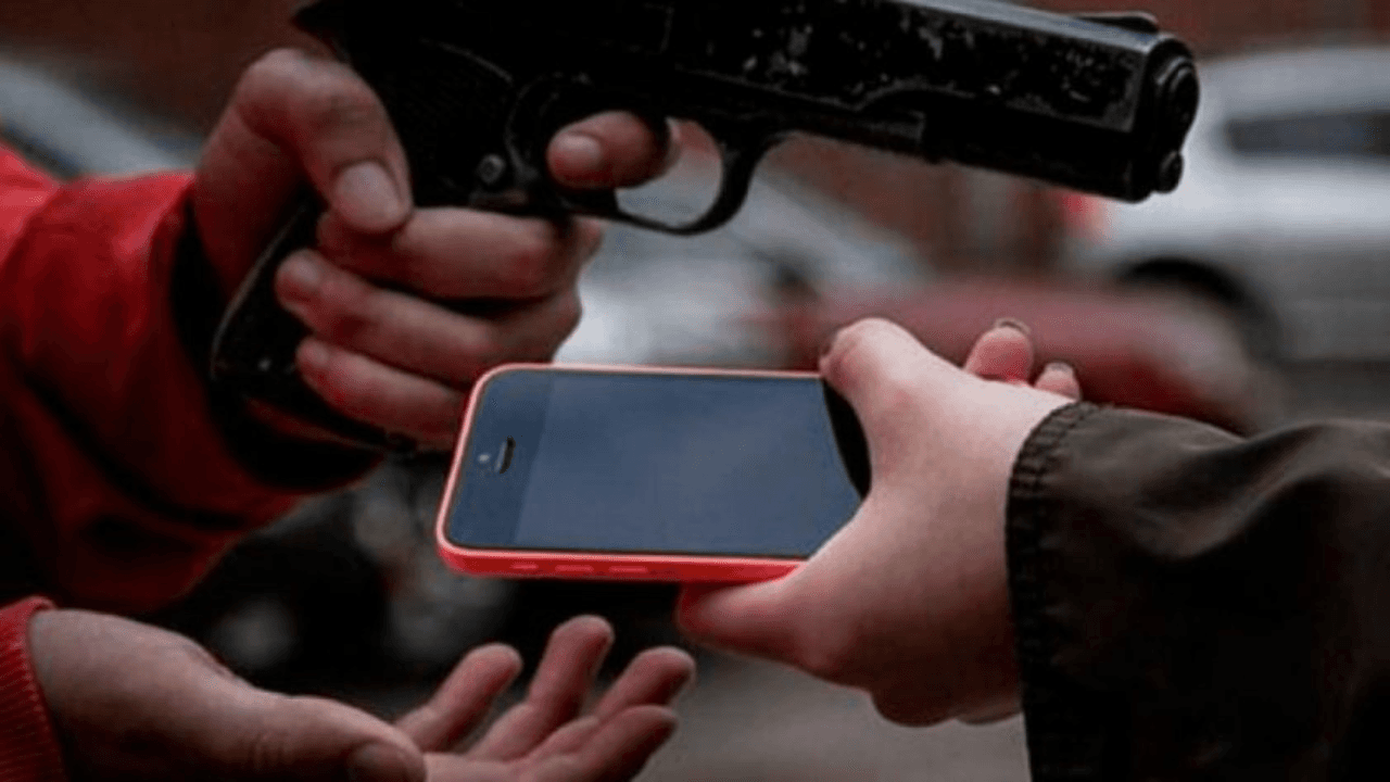 Dois postos de combustíveis são assaltados em meia hora