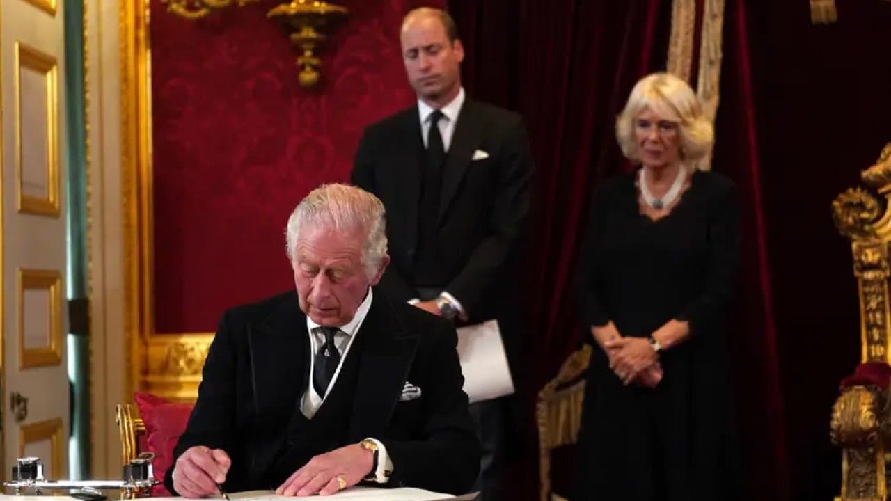 Charles III é proclamado novo rei do Reino Unido