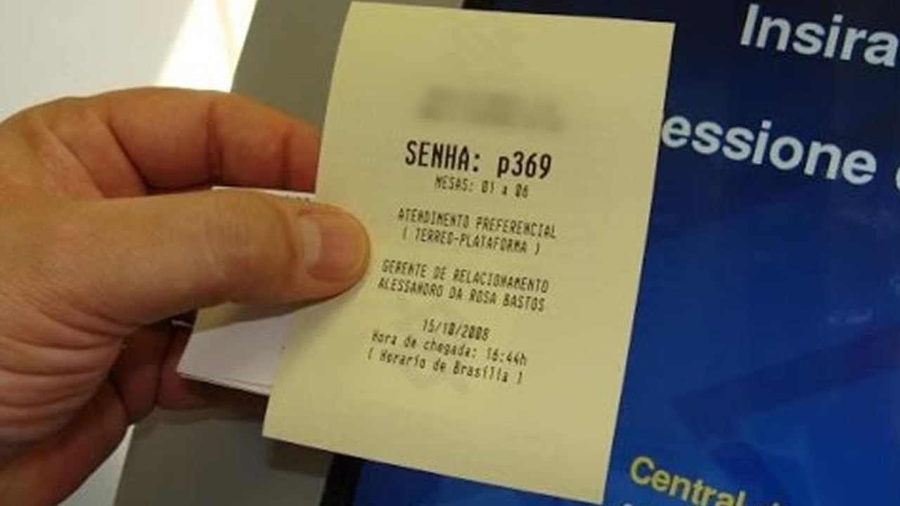 Procon recolhe senhas de clientes que aguardavam por muito tempo em agência bancária