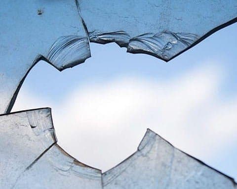 Casa é arrombada e ação dos ladrões é registrada por câmera de segurança