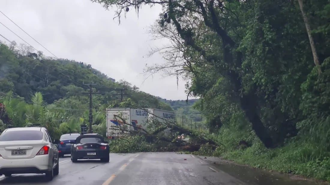 Serra do Rio do Rastro fica em meia pista após queda de barreira