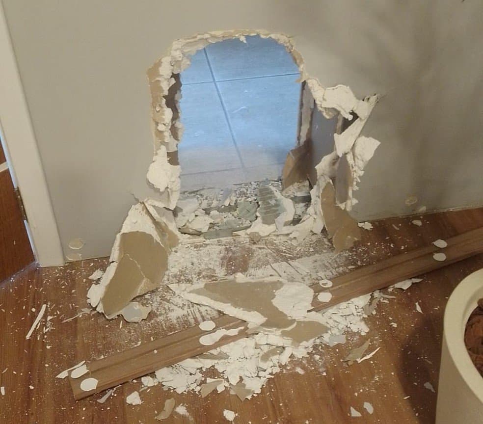 Ladrões quebram parede de empresa e arrombam cofre