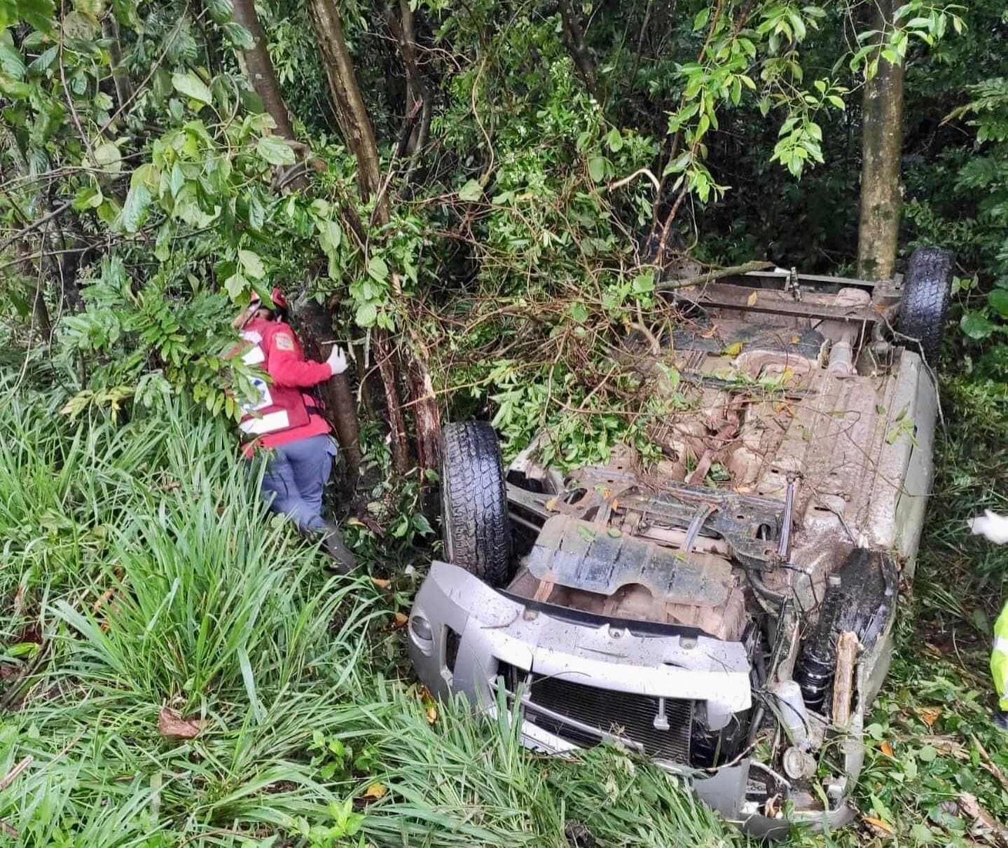 Condutora de carro não espera por socorro após capotamento