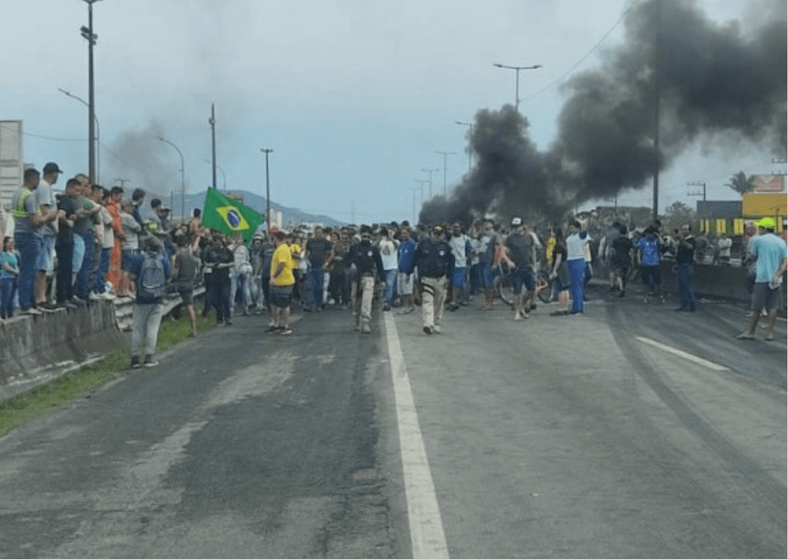 Bloqueios de manifestantes bolsonaristas nas rodovias começam a afetar a população