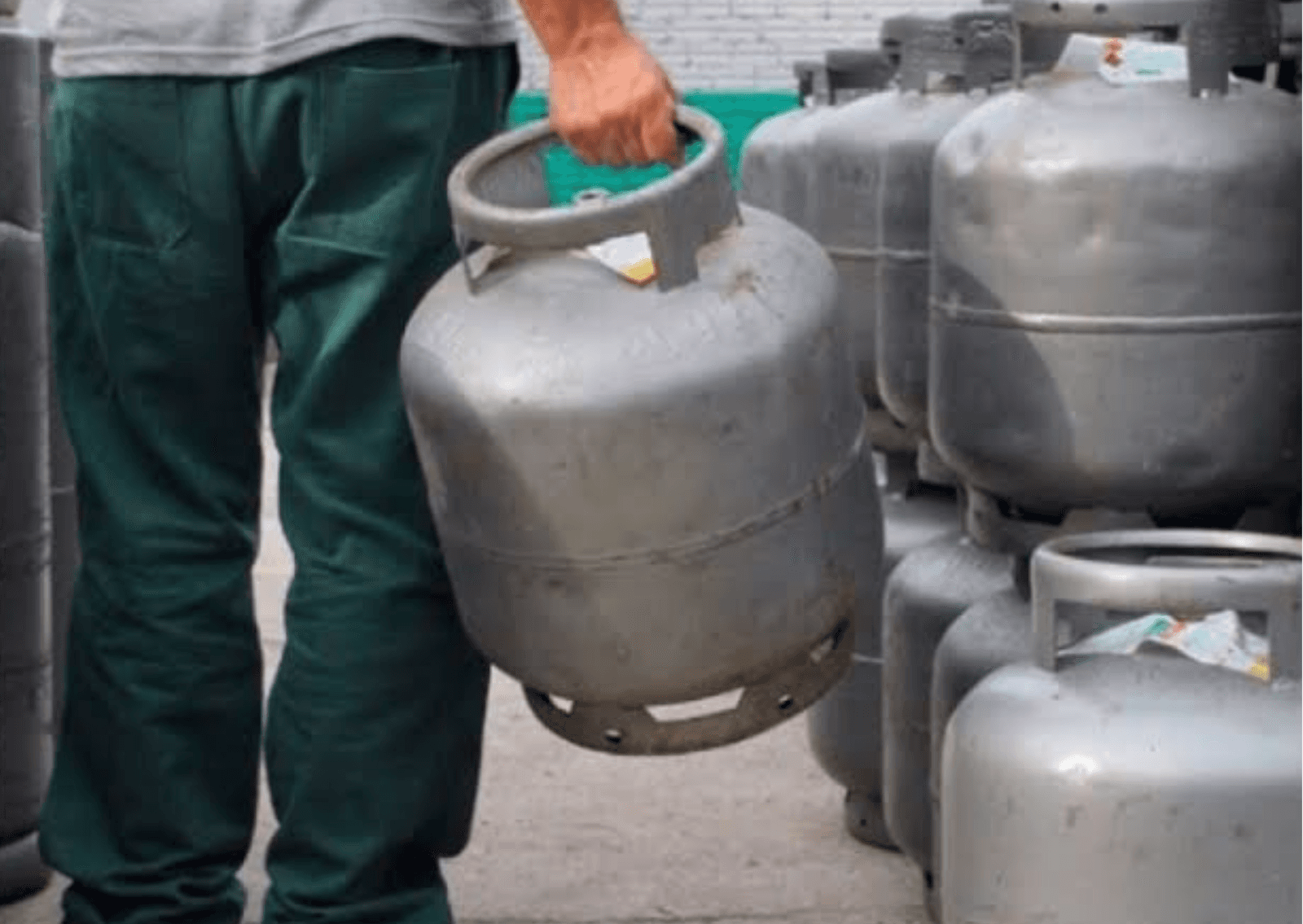 Entregador de gás é amarrado durante assalto; 12 botijões são roubados