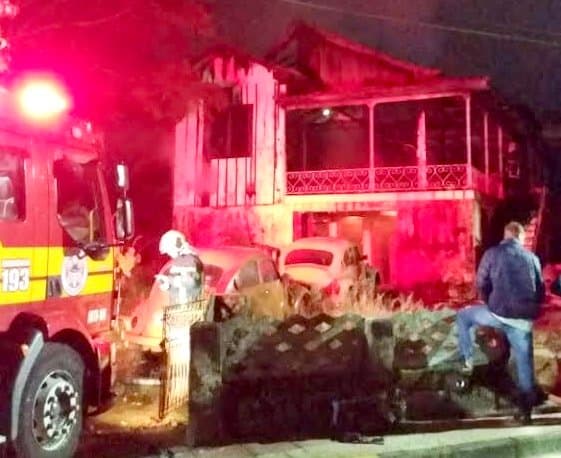 Casa desocupada frequentada por usuários de drogas pega fogo