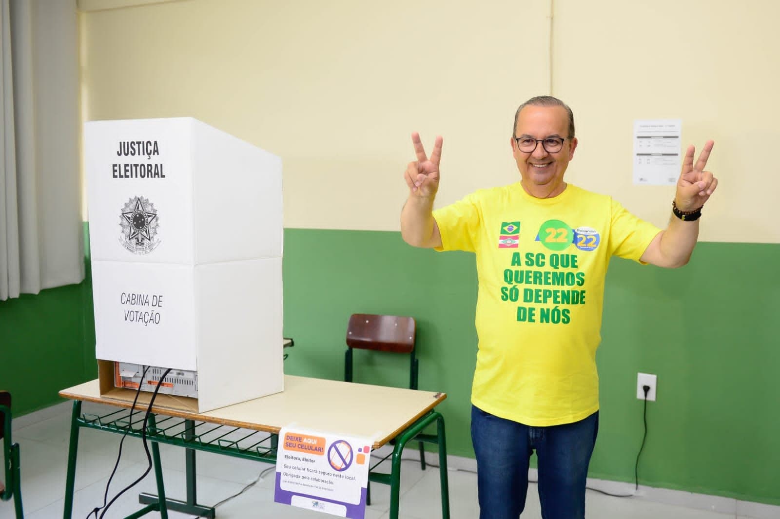 Candidato a governador Jorginho Mello (PL) vota em Herval D’Oeste