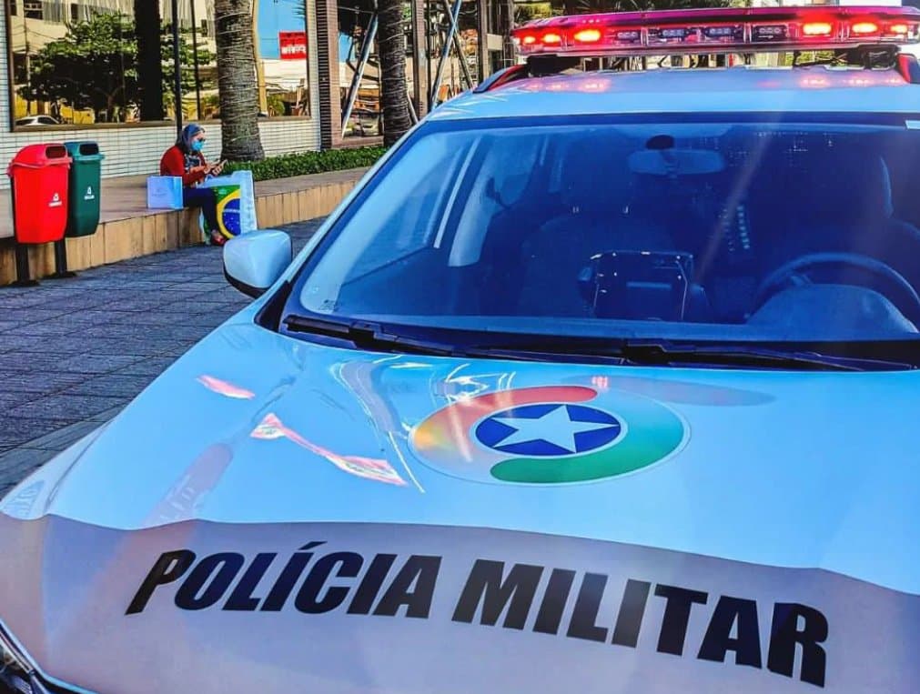 Homem armado que agredia a esposa dentro do carro é preso