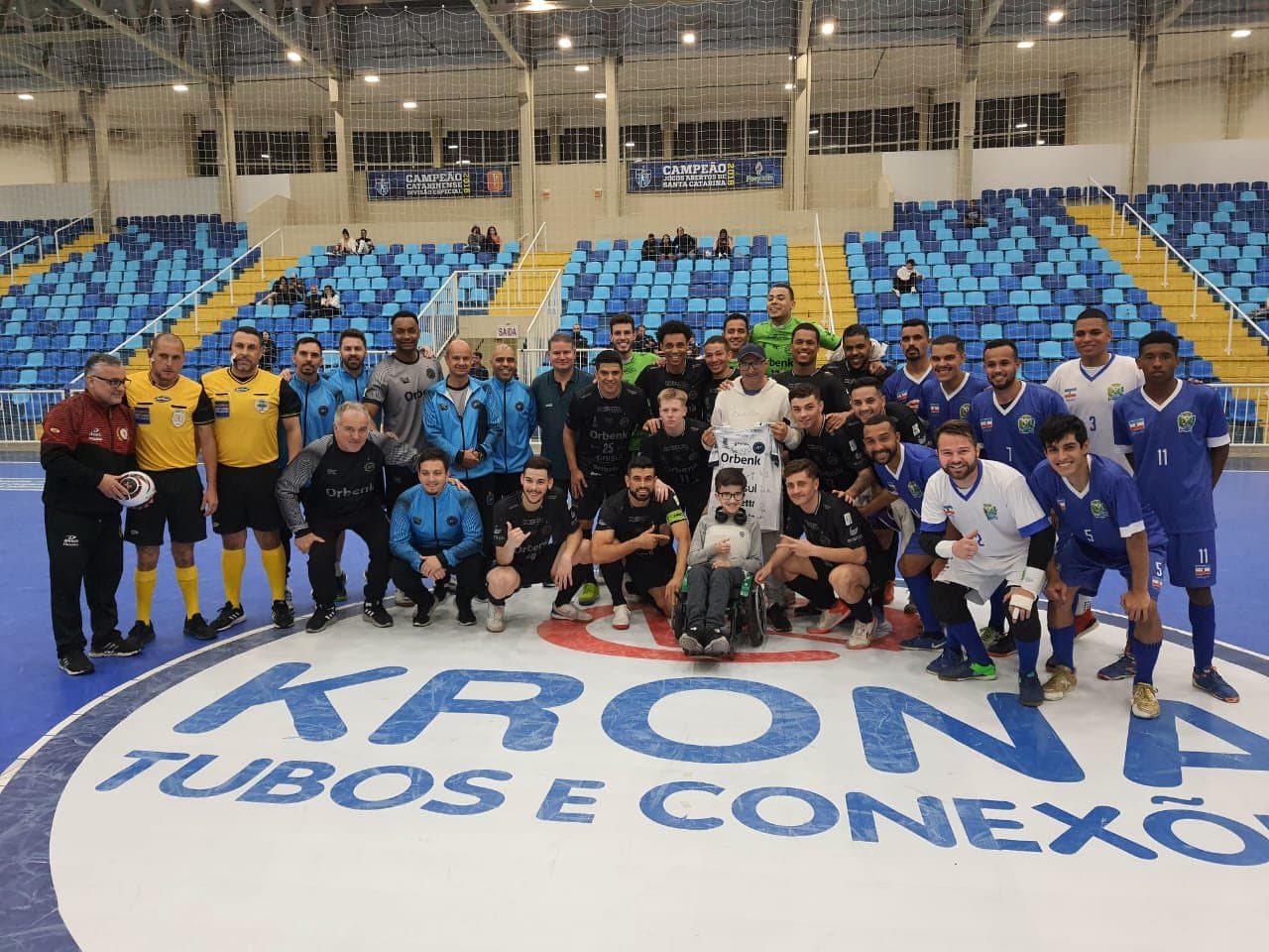 Torcedor-símbolo do Tubarão Futsal recebe camisa autografada dos jogadores
