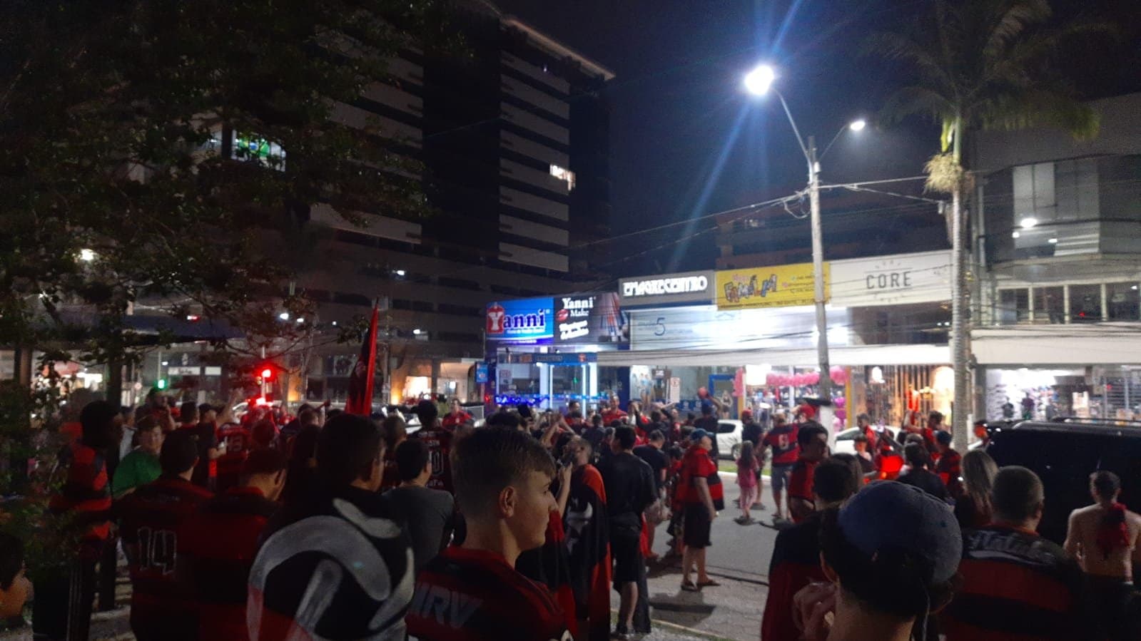 Torcedores fazem festa na Praça 7 após título da Flamengo na Copa do Brasil