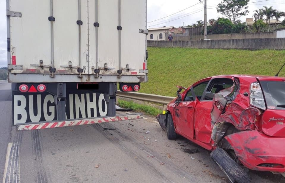Carro fica destruído após colisão com caminhão na BR-101
