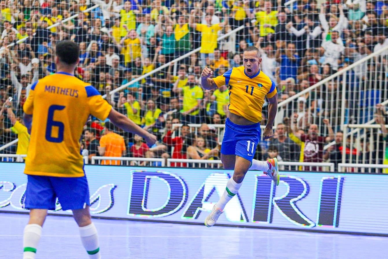 Ferrão marca três vezes e Brasil vence o Marrocos de virada na Arena