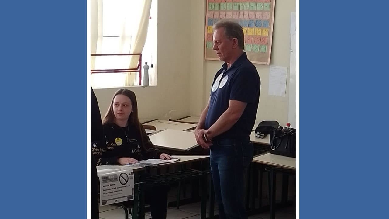 Prefeito Joares Ponticelli vota na Escola Hercílio Luz