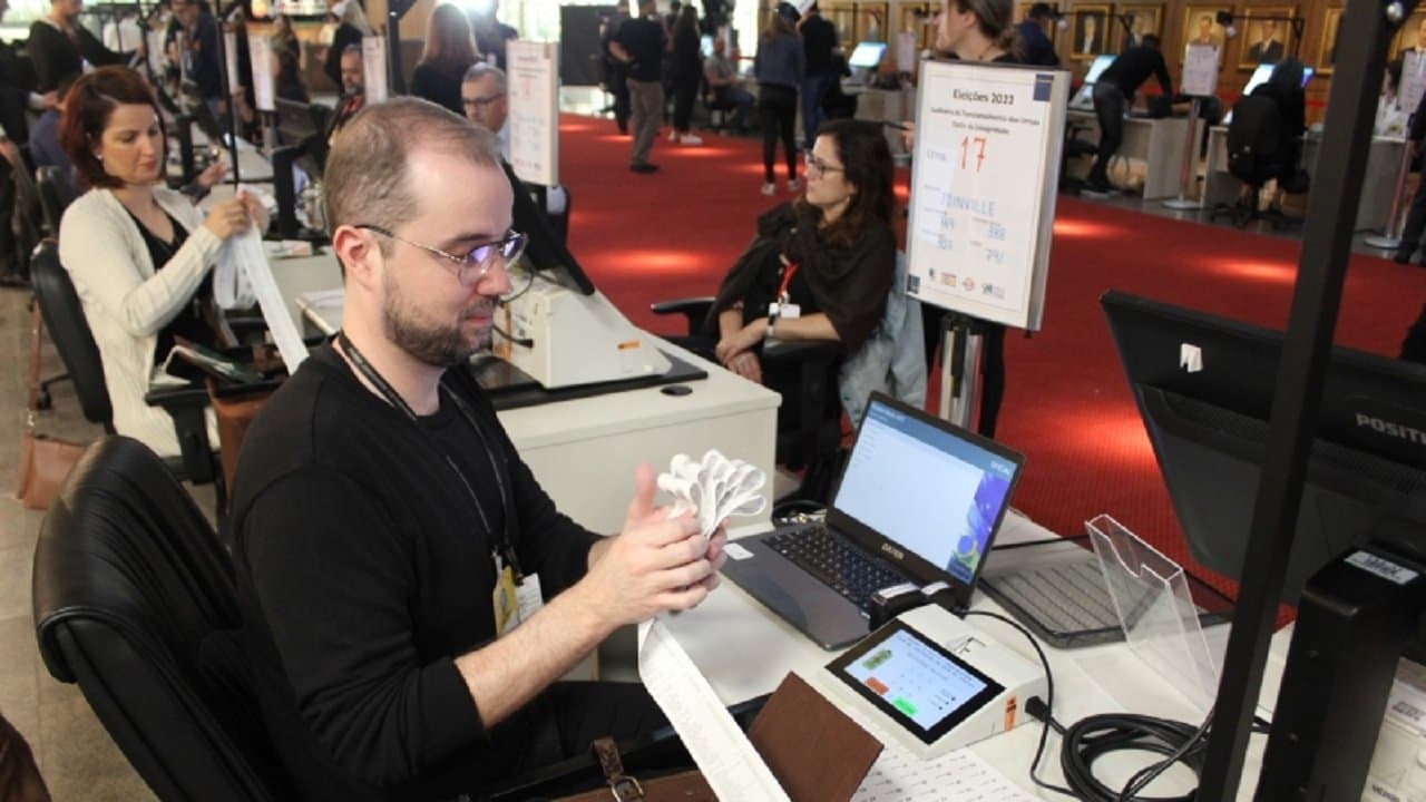 Urnas eletrônicas passam por teste de confiabilidade em SC