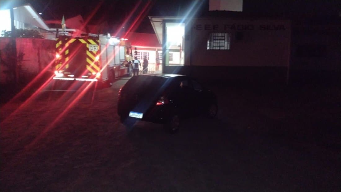 Incêndio atinge depósito de escola de Tubarão