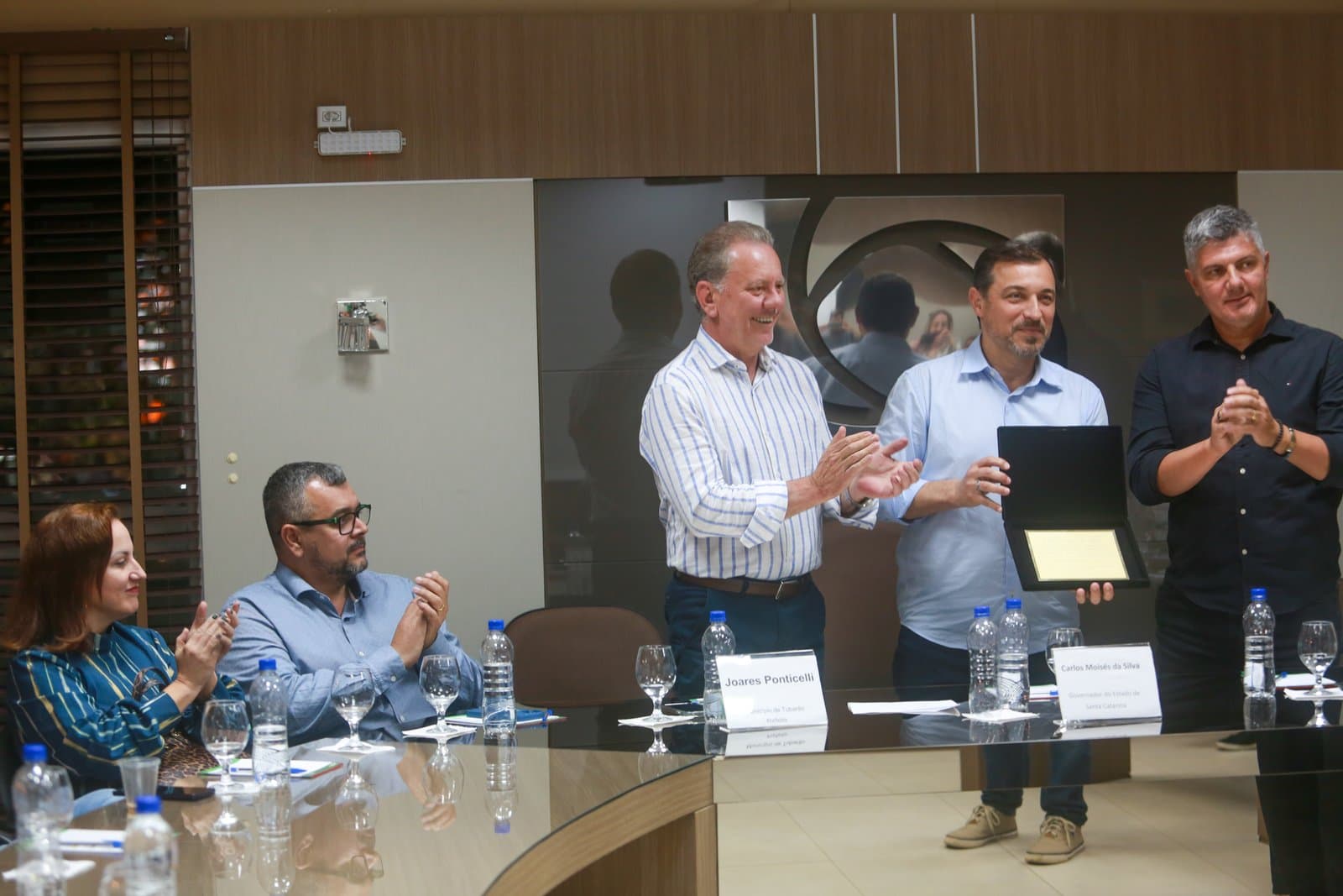 Governador entrega obra e é homenageado em Pedras Grandes e Tubarão