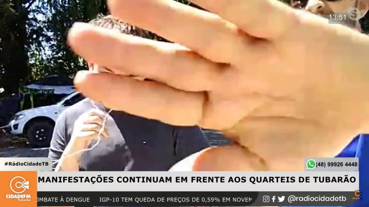 Manifestantes tiram repórter do ar durante transmissão ao vivo em frente ao quartel