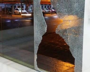 Quatro criminosos quebram vidro de loja e roubam celulares e notebooks