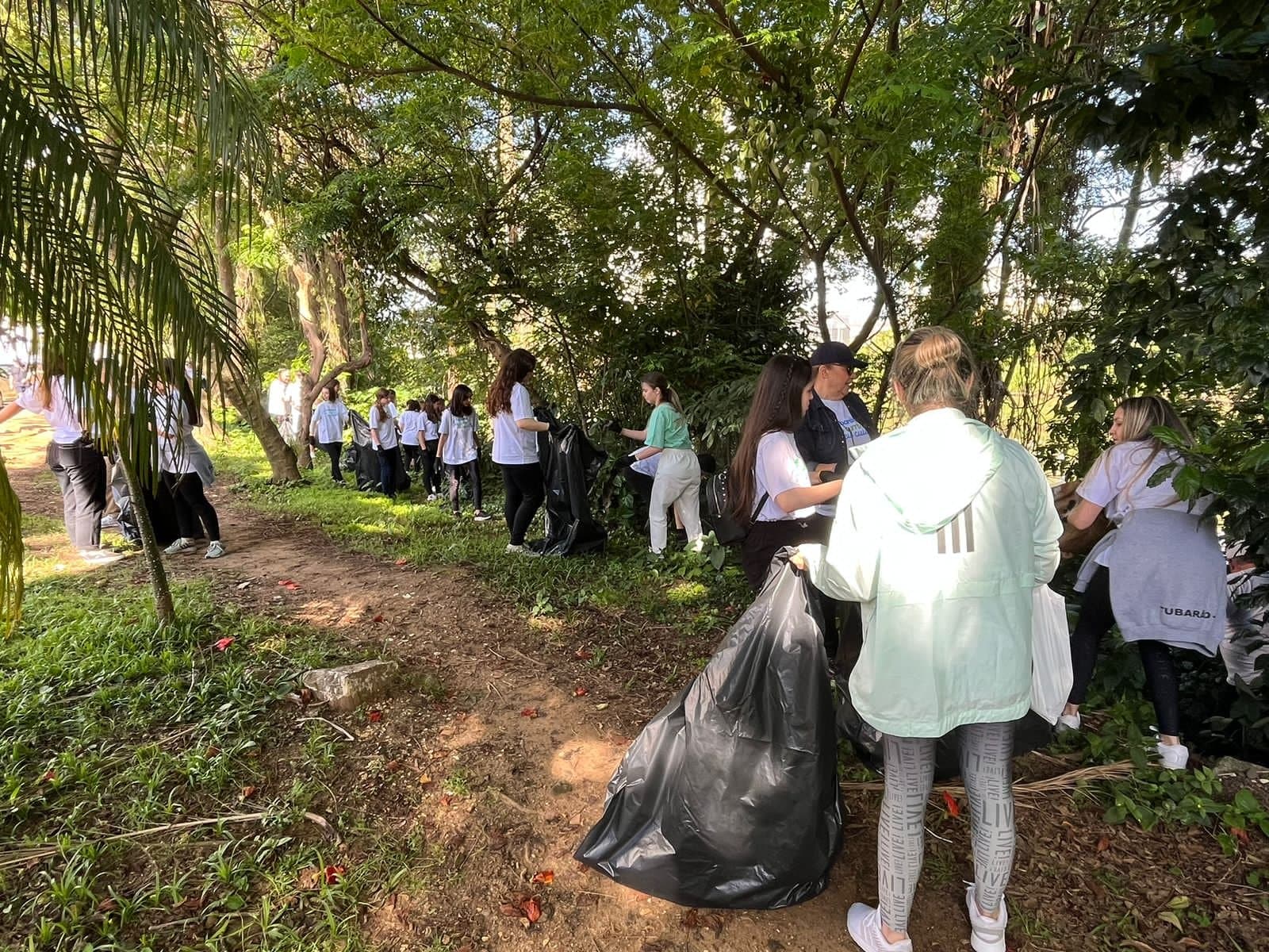 Uma tonelada de lixo é retirada das margens do Rio Tubarão