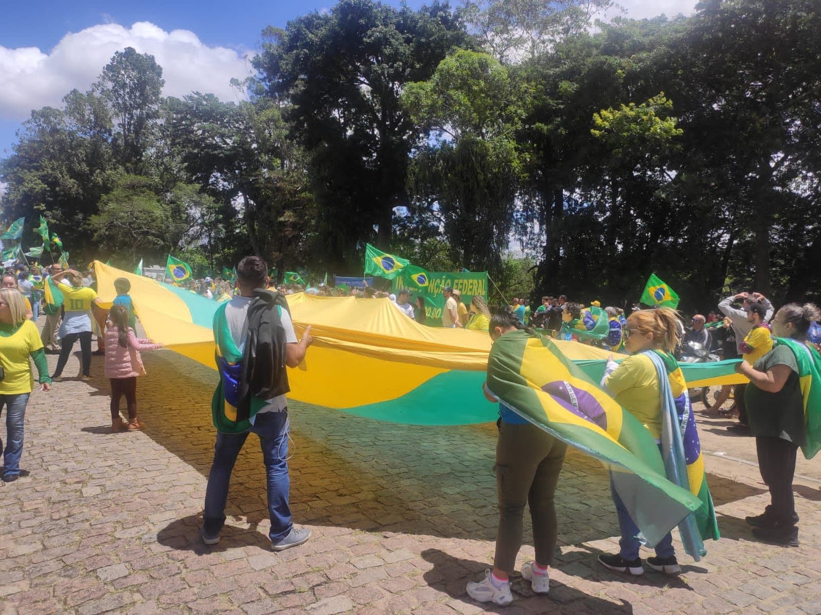 Bolsonaristas pedem intervenção federal em frente ao quartel do Exército