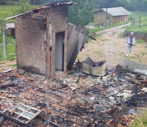 Casa é totalmente destruída por incêndio